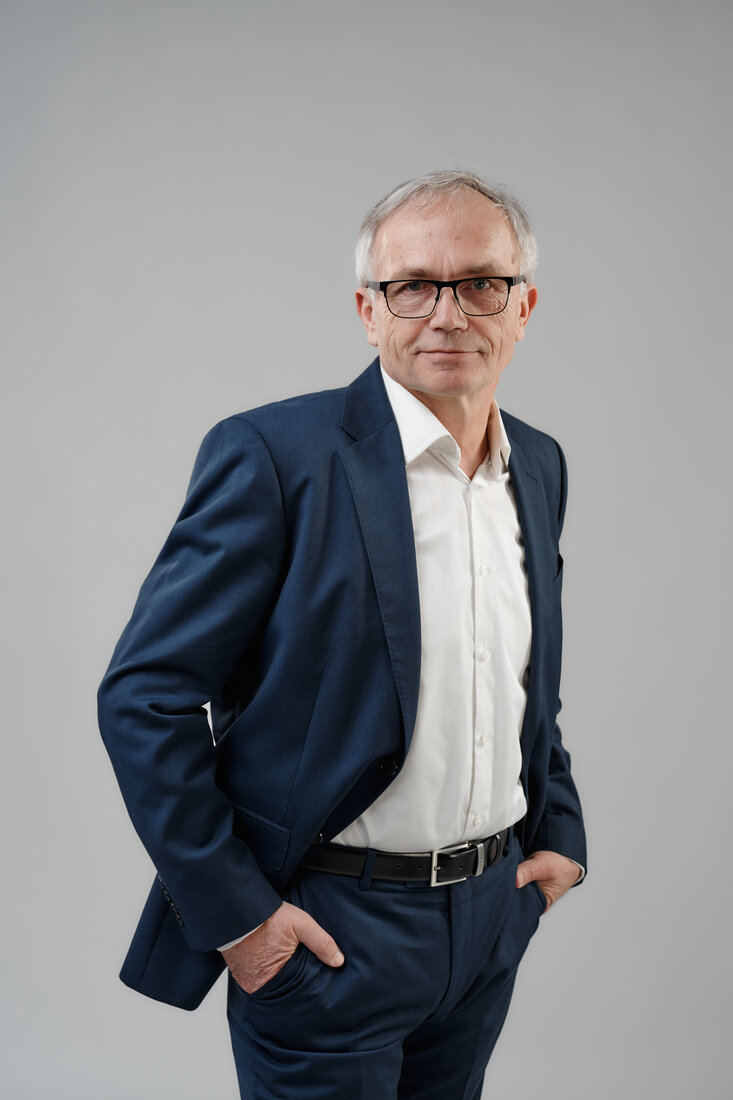Stefan Podedworny — ekspert cyberbezpieczeństwa i ekonomii behawioralnej, w garniturze