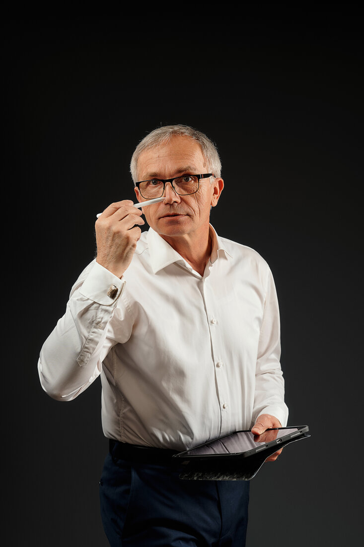 Stefan Podedworny analizuje dane na tablecie